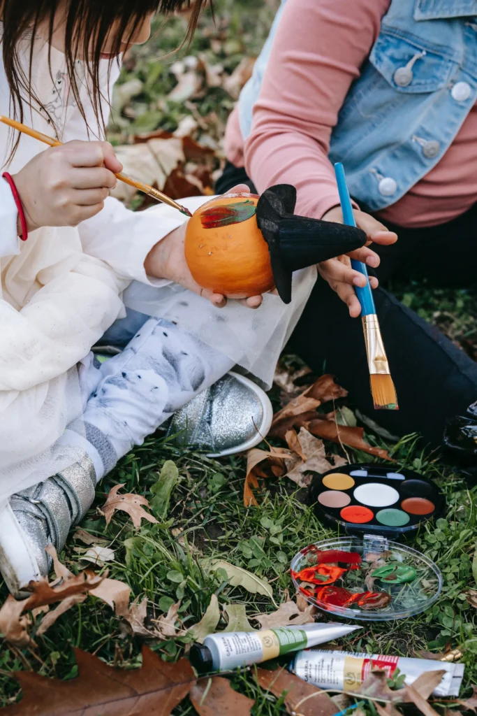 Kids Halloween Themed Party Ideas : Pumpkin Decorating