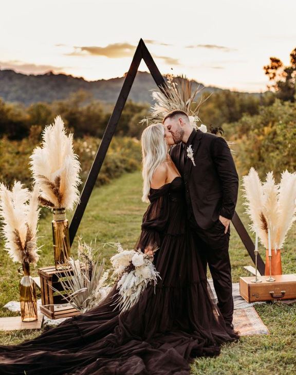 Rebekah-Laskowski takes photo of stunning bride and groom kissing in black wedding dress