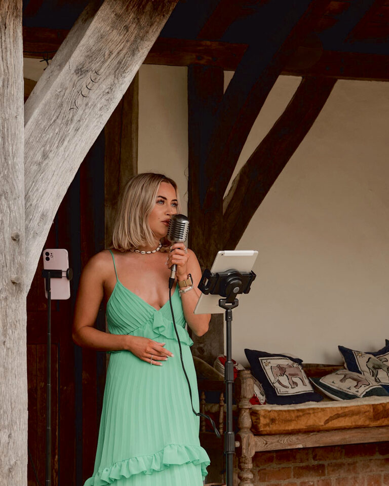 XANTHE JENKS, lincolnshire based wedding singer performing at a wedding